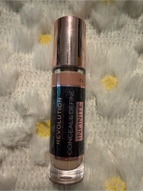 Revolution Conceal & Define Infinite Concealer - C5 Beige (Rose Gold Cap)